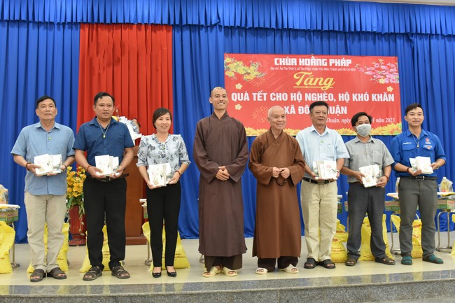 Offerings to Tay Phap pagoda and giving gifts in Tay Ninh