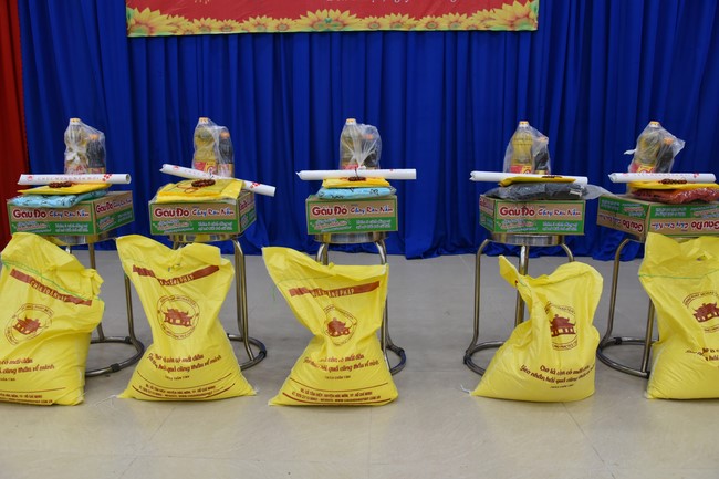 Offerings to Tay Phap pagoda and giving gifts in Tay Ninh