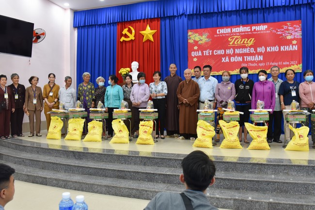 Offerings to Tay Phap pagoda and giving gifts in Tay Ninh