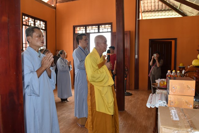 Offerings to Tay Phap pagoda and giving gifts in Tay Ninh