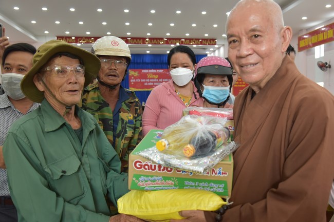 Offerings to Tay Phap pagoda and giving gifts in Tay Ninh