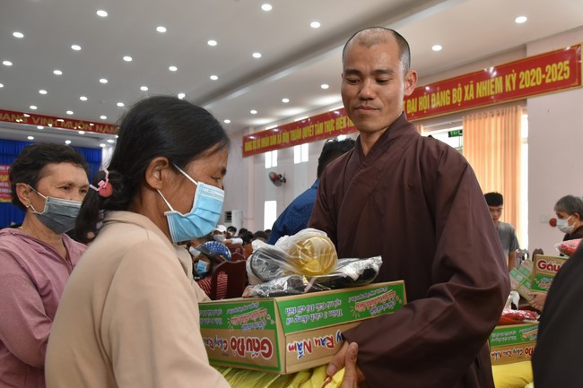 Offerings to Tay Phap pagoda and giving gifts in Tay Ninh