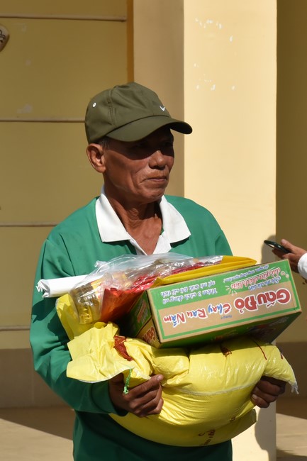 Offerings to Tay Phap pagoda and giving gifts in Tay Ninh