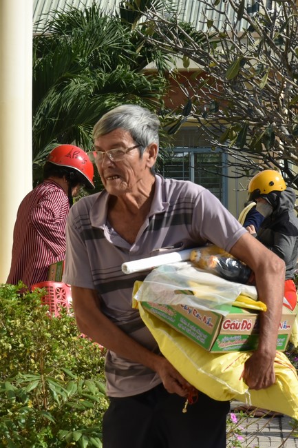 Offerings to Tay Phap pagoda and giving gifts in Tay Ninh