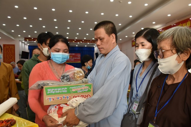 Offerings to Tay Phap pagoda and giving gifts in Tay Ninh