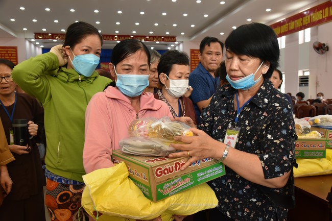 Offerings to Tay Phap pagoda and giving gifts in Tay Ninh