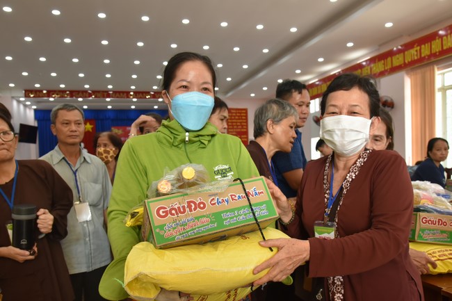 Offerings to Tay Phap pagoda and giving gifts in Tay Ninh