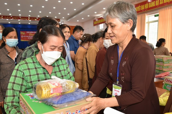 Offerings to Tay Phap pagoda and giving gifts in Tay Ninh