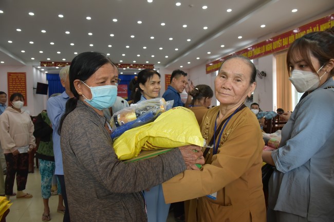 Offerings to Tay Phap pagoda and giving gifts in Tay Ninh