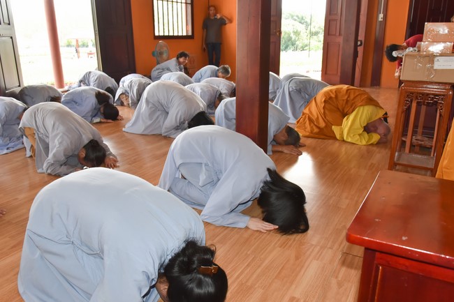 Offerings to Tay Phap pagoda and giving gifts in Tay Ninh