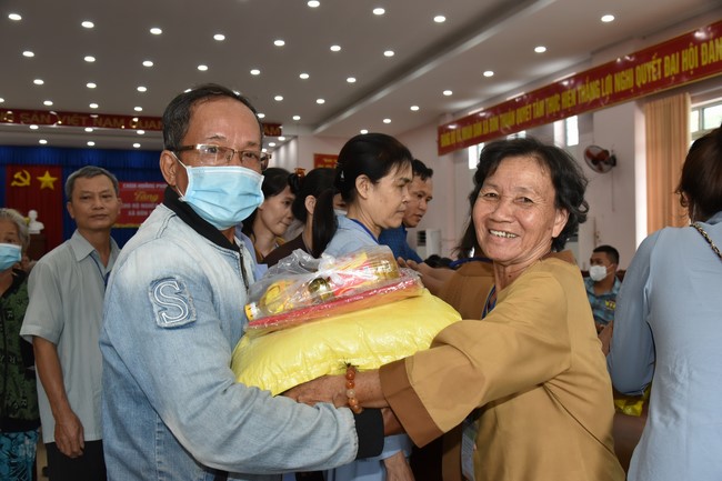 Offerings to Tay Phap pagoda and giving gifts in Tay Ninh