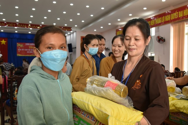 Offerings to Tay Phap pagoda and giving gifts in Tay Ninh