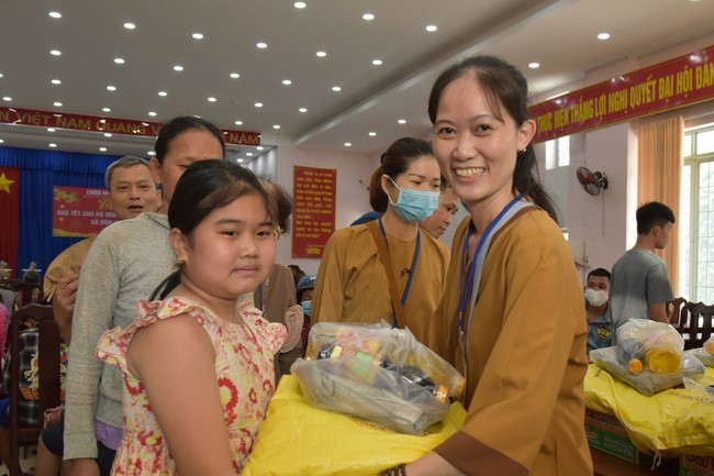 Offerings to Tay Phap pagoda and giving gifts in Tay Ninh