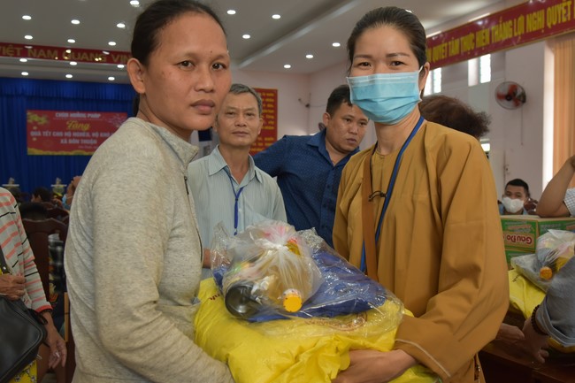 Offerings to Tay Phap pagoda and giving gifts in Tay Ninh