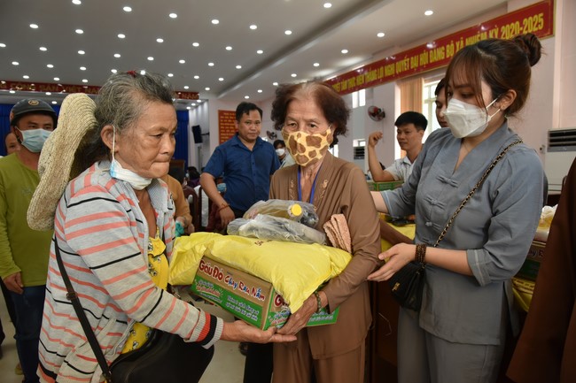 Offerings to Tay Phap pagoda and giving gifts in Tay Ninh