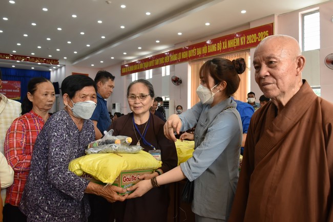 Offerings to Tay Phap pagoda and giving gifts in Tay Ninh