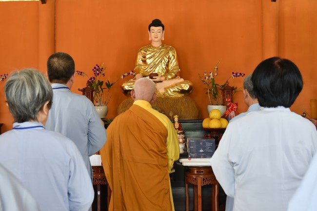 Offerings to Tay Phap pagoda and giving gifts in Tay Ninh