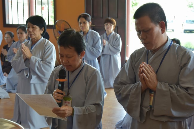 Offerings to Tay Phap pagoda and giving gifts in Tay Ninh