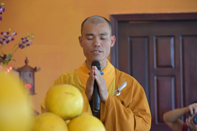 Offerings to Tay Phap pagoda and giving gifts in Tay Ninh