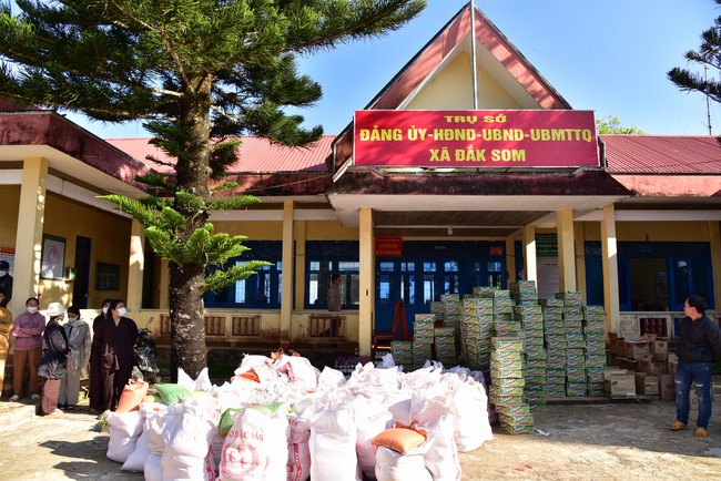 Giving Tet gifts to ethnic minorities in difficult circumstances in Dak Nong