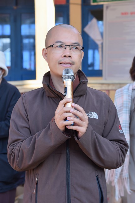 Giving Tet gifts to ethnic minorities in difficult circumstances in Dak Nong