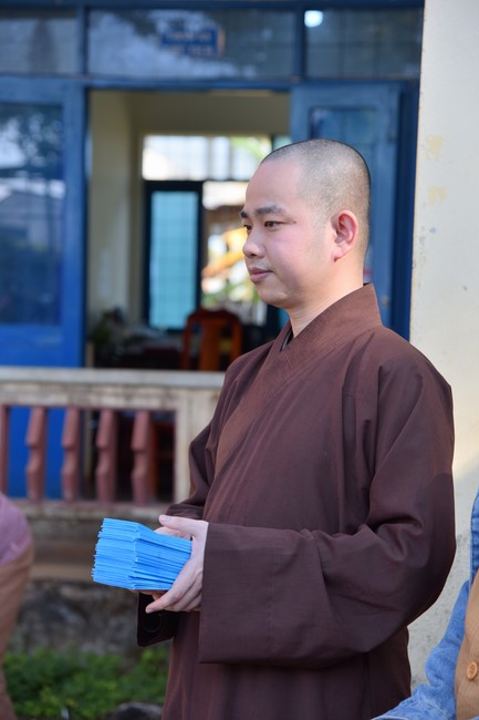 Giving Tet gifts to ethnic minorities in difficult circumstances in Dak Nong