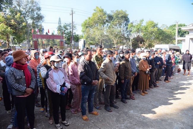 Giving Tet gifts to ethnic minorities in difficult circumstances in Dak Nong