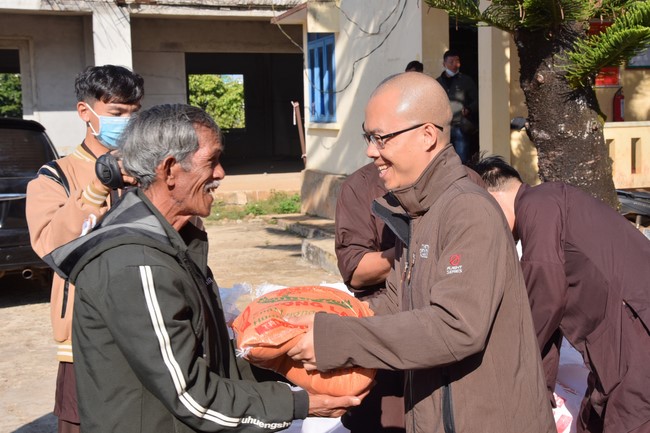 Giving Tet gifts to ethnic minorities in difficult circumstances in Dak Nong