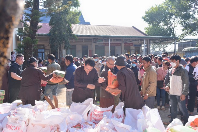 Giving Tet gifts to ethnic minorities in difficult circumstances in Dak Nong