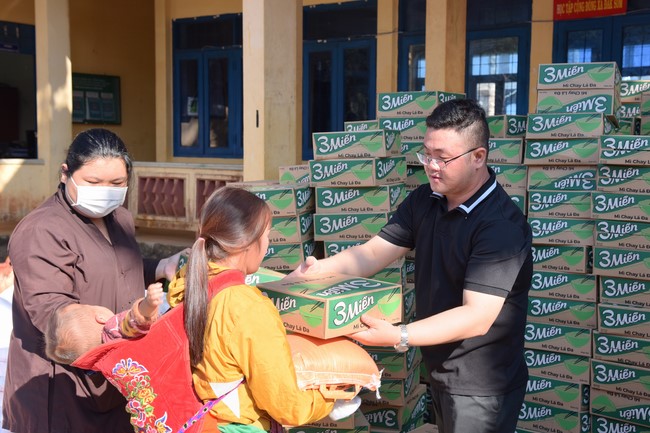 Giving Tet gifts to ethnic minorities in difficult circumstances in Dak Nong