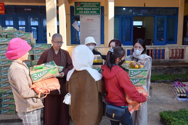 Giving Tet gifts to ethnic minorities in difficult circumstances in Dak Nong