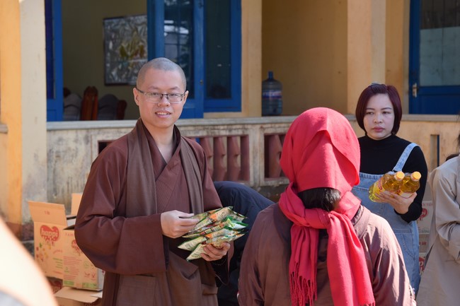 Giving Tet gifts to ethnic minorities in difficult circumstances in Dak Nong