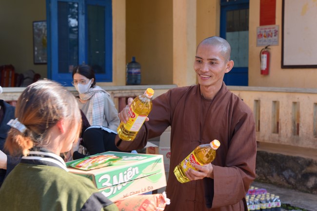 Giving Tet gifts to ethnic minorities in difficult circumstances in Dak Nong