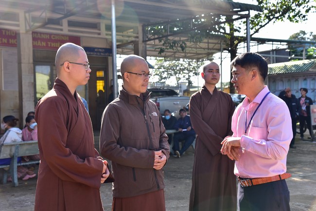 Giving Tet gifts to ethnic minorities in difficult circumstances in Dak Nong