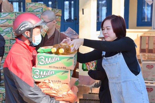 Giving Tet gifts to ethnic minorities in difficult circumstances in Dak Nong