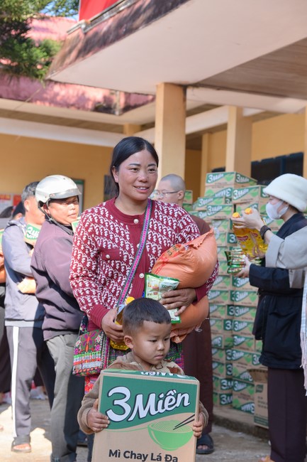 Giving Tet gifts to ethnic minorities in difficult circumstances in Dak Nong
