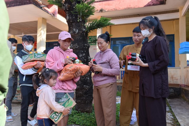 Giving Tet gifts to ethnic minorities in difficult circumstances in Dak Nong