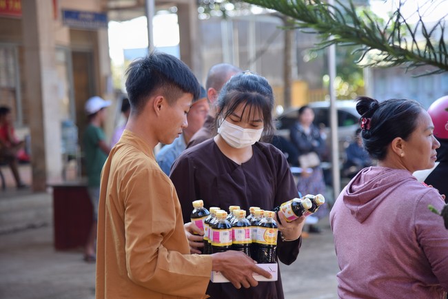 Giving Tet gifts to ethnic minorities in difficult circumstances in Dak Nong