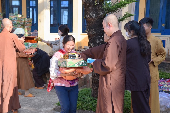 Giving Tet gifts to ethnic minorities in difficult circumstances in Dak Nong