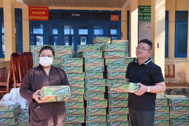 Giving Tet gifts to ethnic minorities in difficult circumstances in Dak Nong