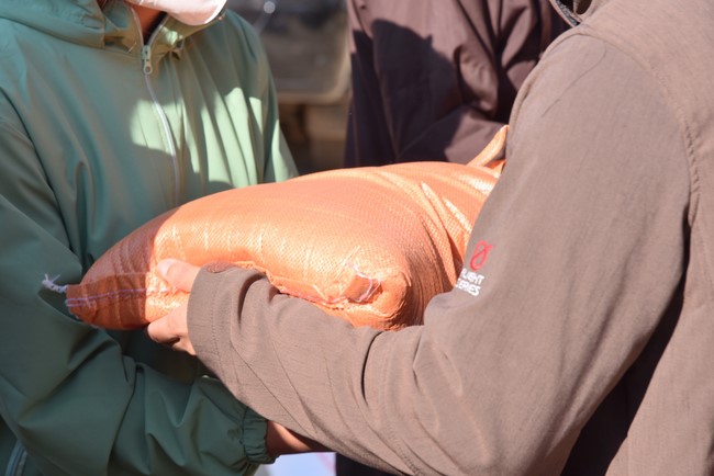 Giving Tet gifts to ethnic minorities in difficult circumstances in Dak Nong