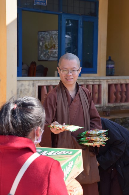 Giving Tet gifts to ethnic minorities in difficult circumstances in Dak Nong