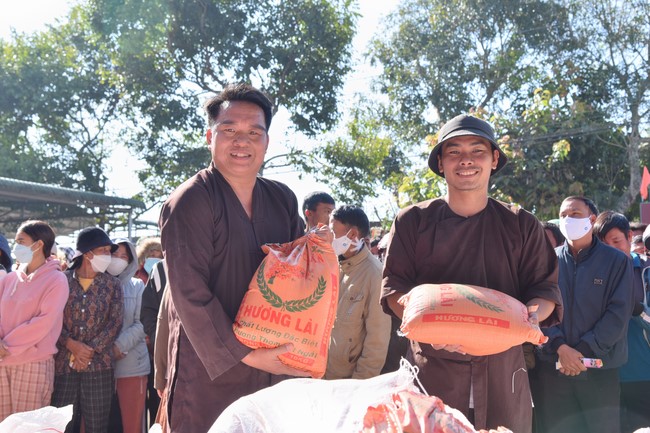 Giving Tet gifts to ethnic minorities in difficult circumstances in Dak Nong