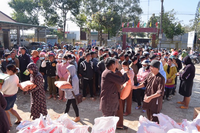 Giving Tet gifts to ethnic minorities in difficult circumstances in Dak Nong