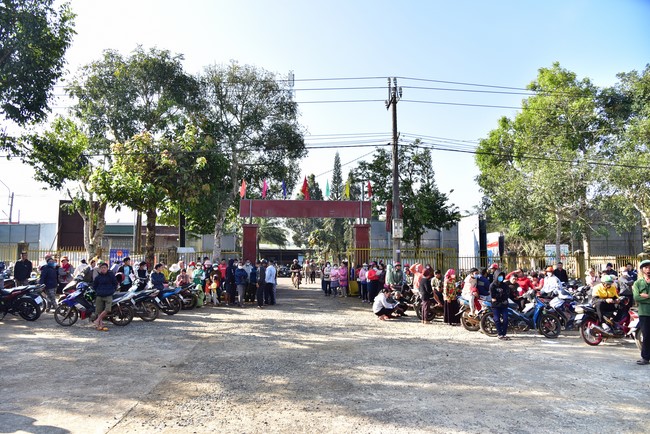 Giving Tet gifts to ethnic minorities in difficult circumstances in Dak Nong