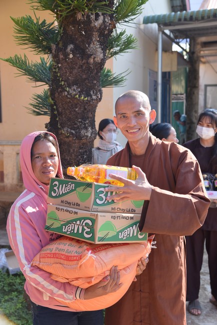 Giving Tet gifts to ethnic minorities in difficult circumstances in Dak Nong