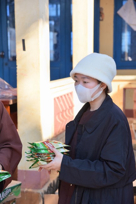 Giving Tet gifts to ethnic minorities in difficult circumstances in Dak Nong