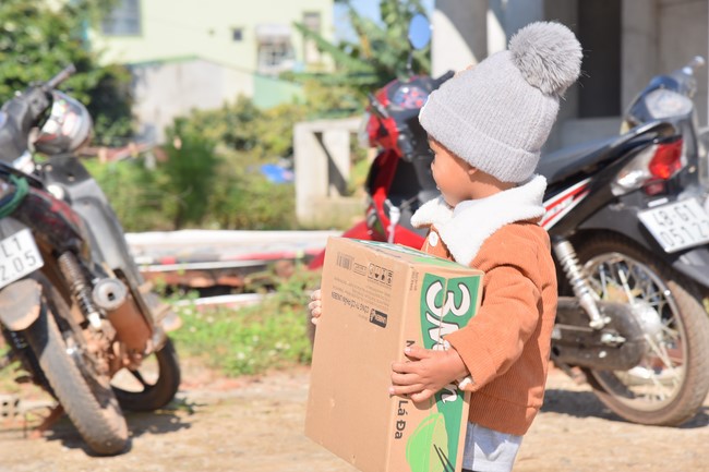 Giving Tet gifts to ethnic minorities in difficult circumstances in Dak Nong