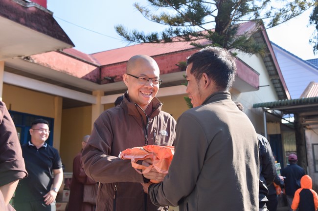 Giving Tet gifts to ethnic minorities in difficult circumstances in Dak Nong