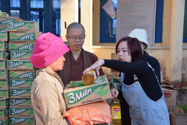 Giving Tet gifts to ethnic minorities in difficult circumstances in Dak Nong